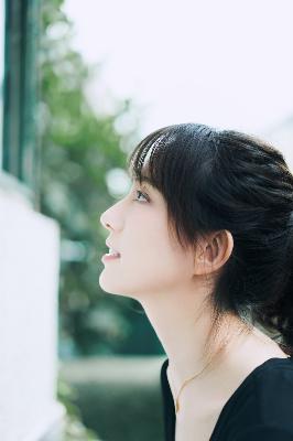 年轻的女孩在办公室推荐香水